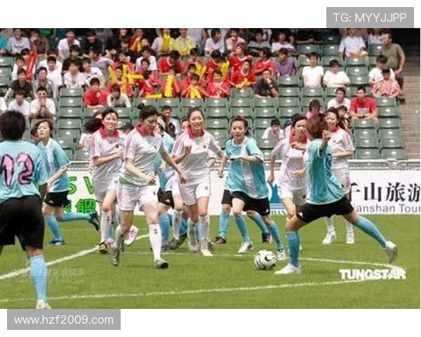 足球明星合影立牌图案展现球场魅力与友谊的完美结合