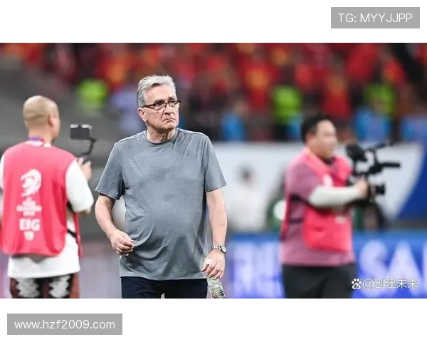 足球明星因受伤骨折痛苦不堪的瞬间揭示运动员脆弱的一面