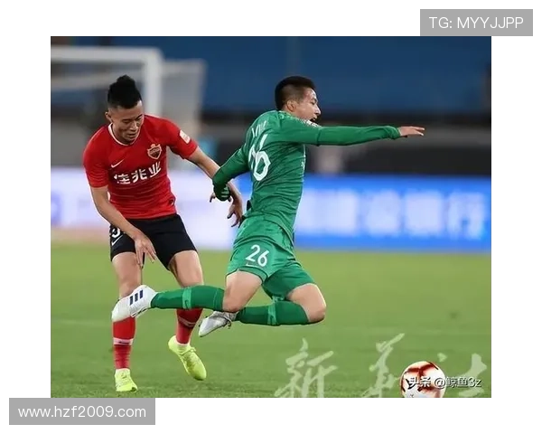 足球明星跪地滑行展现绝技引发球迷热议与赞叹